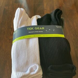 - Woman’s TEK GEAR crew socks